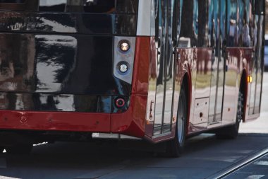 Şehir sokaklarında toplu taşıma için kırmızı otobüs.