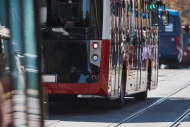 Şehir sokaklarında toplu taşıma için kırmızı otobüs.
