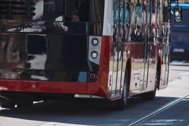 Şehir sokaklarında toplu taşıma için kırmızı otobüs.