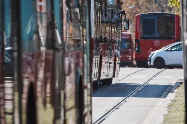 Şehir sokaklarında toplu taşıma için kırmızı otobüs.