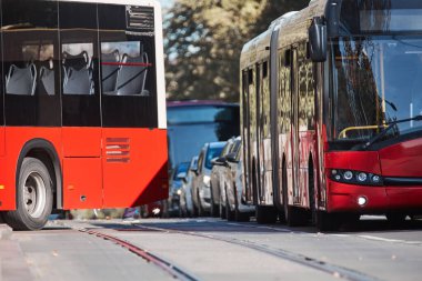 Şehir sokaklarında toplu taşıma için kırmızı otobüs.