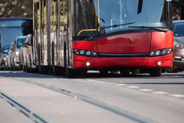 Şehir sokaklarında toplu taşıma için kırmızı otobüs.