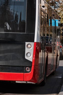 Şehir sokaklarında toplu taşıma için kırmızı otobüs.