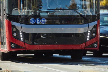 Şehir sokaklarında toplu taşıma için kırmızı otobüs.