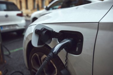 Kamu şarj aletine elektrikli araç yüklemek.