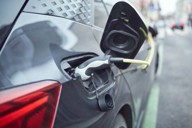 Kamu şarj aletine elektrikli araç yüklemek.