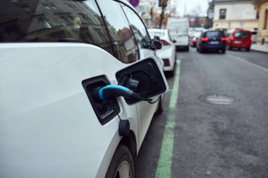 Kamu şarj aletine elektrikli araç yüklemek.