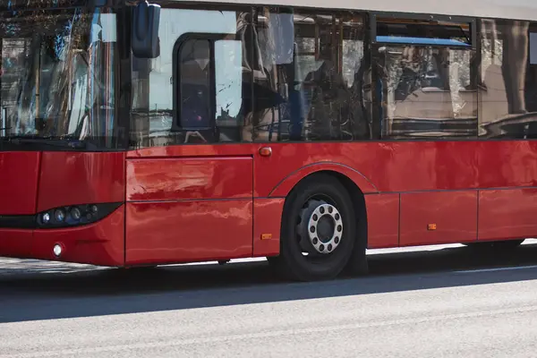 Şehir sokaklarında toplu taşıma için kırmızı otobüs.