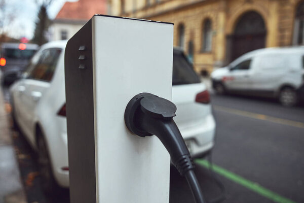 Зарядка электромобиля на общественное зарядное устройство.