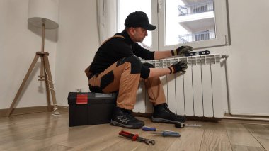 Merkezi ısıtma teknisyeni ve tamirci ev radyatörü, gaz krizi ve mevsimsel sorunları tamir ediyor.