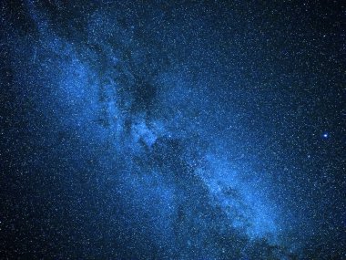 Galaksi arkaplanı olan Samanyolu yıldızları ve takımyıldızları karanlık bir kırsal bölgeden fotoğraflanmıştır..