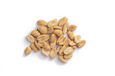 Beyaz arka planda yer fıstıkları. İzole edilmiş fıstık. Tuzlu fıstık.