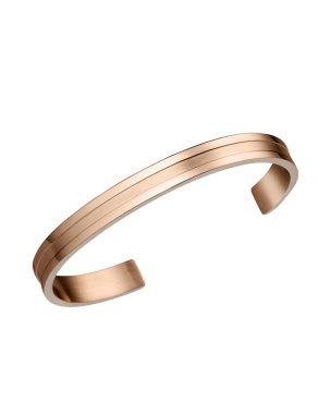 Bir elde güzel altın bilezik, kadınlar ve erkekler için beyaz arka planda izole edilmiş popüler altın bilezik. Moda kadını.