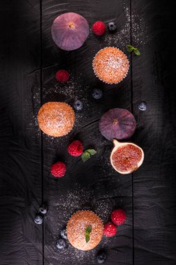 Koyu arkaplan manzaralı çörekler.