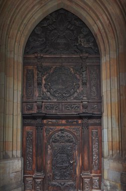 Katedralin eski ahşap kapısı.