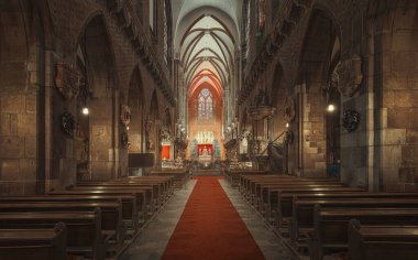 Bir ortaçağ katedralinin güzel iç mekanı