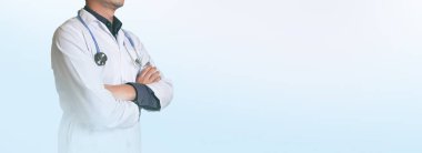 Parlak bir laboratuvar geçmişi olan bir doktor ya da hemşire. Sağlık ve tıbbi portre konsepti. Hastane geçmişi.