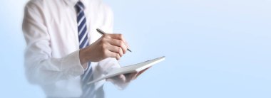 Anlaşma yapan kalem imzalayan bir işadamı. Parlak bulanık arkaplan üzerine kalem işi kavramına odaklan