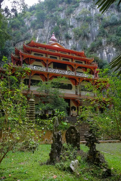 2022年10月19日在马来西亚伊波赫的石灰岩洞穴内建造的中国庙宇 三坡堂的景观 — 图库照片