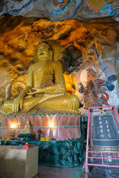 マレーシア イポー 2022年10月 マレーシア イポーで2022年10月20日に石灰岩の洞窟内に建てられた中国の寺院 パーク トン寺院の眺め — ストック写真