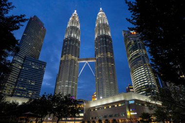 Kuala Lumpur, Malezya - Ekim 2022: Petronas Kuleleri 31 Ekim 2022 tarihinde Kuala Lumpur, Malezya 'da 88 katlı gökdelenlerdir.