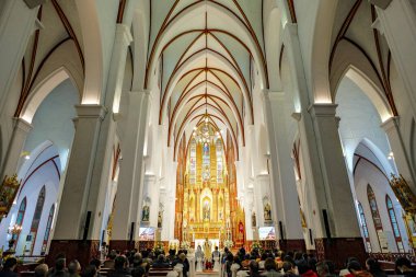 Hanoi, Vietnam - 9 Aralık 2022: Vietnam 'daki Hanoi St. Joseph Katedrali' nde bir düğünün kutlanması.