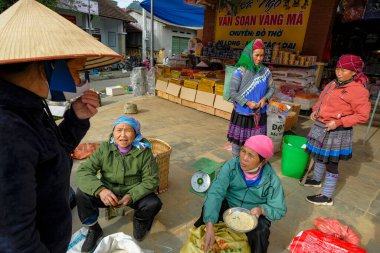 Bac Ha, Vietnam - 18 Aralık 2022: Vietnam 'daki Bac Ha pazarında pirinç satan kadınlar.