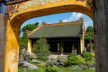 Hue, Vietnam - 24 Aralık 2022: Vietnam 'da Hue şehrinin kalesindeki İmparatorluk Şehri manzarası.