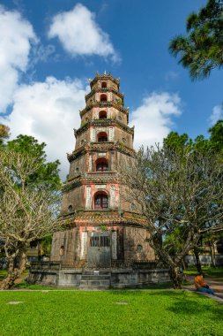 Hue, Vietnam - 25 Aralık 2022: Hue, Vietnam 'daki Thien Mu Pagoda manzarası.