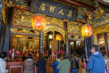 Taipei, Tayvan - 25 Ocak 2023: Datong Bölgesi, Taipei, Tayvan 'daki Baoan Tapınağı' nda insanlar adak adadı.