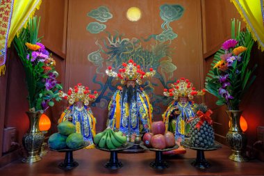 Tainan, Tayvan - 4 Şubat 2023: Tainan, Tayvan 'daki Savaş Tapınağı' nda meyve sunmak.