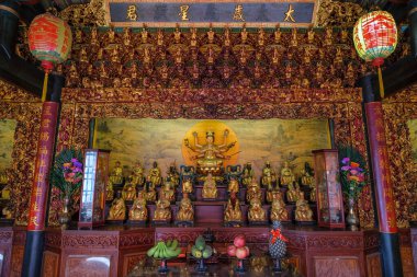 Tainan, Tayvan - 4 Şubat 2023: Tainan, Tayvan 'daki Savaş Tapınağı' nda meyve sunmak.