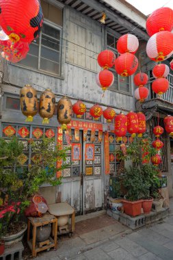 Tainan, Tayvan - 4 Şubat 2023: Tainan 'daki Shennong Caddesi' nin manzarası fenerlerle süslenmiş, Tayvan.