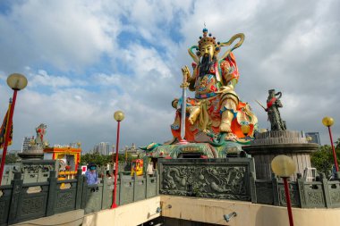 Kaohsiung, Tayvan - 9 Şubat 2023: Kaohsiung, Tayvan 'daki Lotus Göleti' ndeki Zuoying Yuandi Tapınağı.