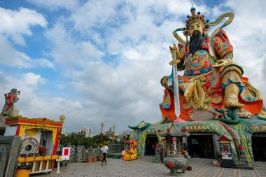 Kaohsiung, Tayvan - 9 Şubat 2023: Kaohsiung, Tayvan 'daki Lotus Pond' daki Zuoying Yuandi Tapınağını ziyaret eden insanlar.