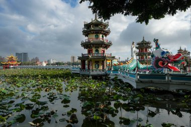 Kaohsiung, Tayvan - 9 Şubat 2023: Bahar ve Sonbahar Pavilionları, Tayvan 'ın Kaohsiung kentinde bulunan bir Taoist tapınağıdır.