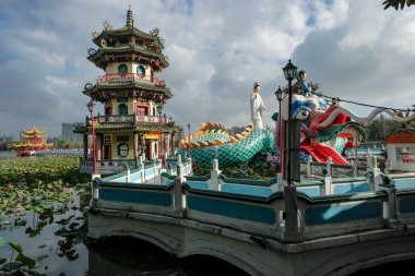 Kaohsiung, Tayvan - 9 Şubat 2023: Bahar ve Sonbahar Pavilionları, Tayvan 'ın Kaohsiung kentinde bulunan bir Taoist tapınağıdır.