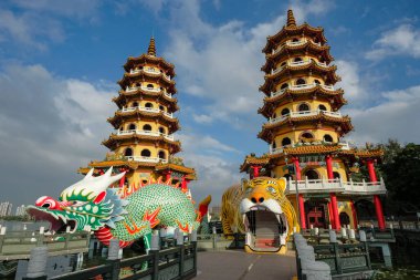 Kaohsiung, Tayvan - 9 Şubat 2023: Dragon and Tiger Pagodas, Tayvan 'ın başkenti Kaohsiung' da bulunan bir tapınaktır.