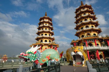 Kaohsiung, Tayvan - 9 Şubat 2023: Dragon and Tiger Pagodas, Tayvan 'ın başkenti Kaohsiung' da bulunan bir tapınaktır.
