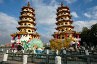 Kaohsiung, Tayvan - 9 Şubat 2023: Dragon and Tiger Pagodas, Tayvan 'ın başkenti Kaohsiung' da bulunan bir tapınaktır.