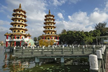 Kaohsiung, Tayvan - 9 Şubat 2023: Dragon and Tiger Pagodas, Tayvan 'ın başkenti Kaohsiung' da bulunan bir tapınaktır.