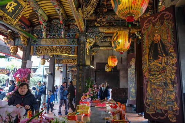 타이베이 2023 타이베이의 지구에 바오안 신전에서 제물을 바치는 사람들 — 스톡 사진