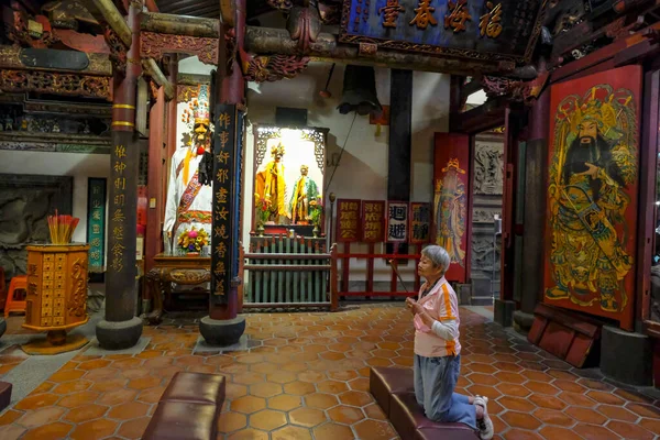 Tainan Taiwán Febrero 2023 Una Mujer Ora Templo Dios Ciudad — Foto de Stock
