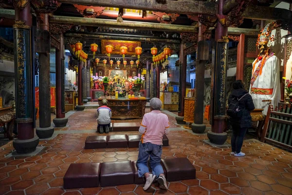Tainan Taiwán Febrero 2023 Mujeres Rezando Templo Dios Ciudad Taiwán — Foto de Stock