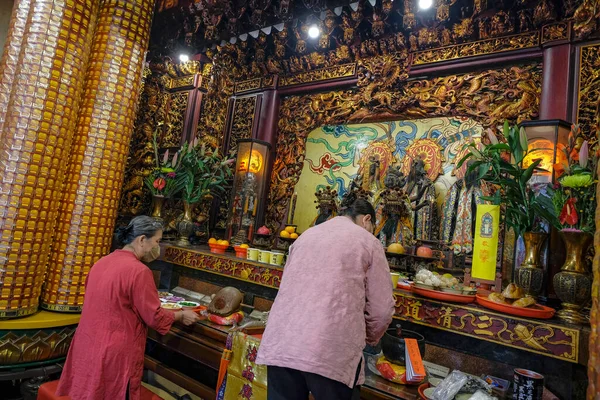 Тайнань Тайвань Февраля 2023 Года Женщины Делают Подношения Храме Тянь — стоковое фото