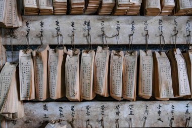 Keelung, Tayvan - 16 Şubat 2023: Keelung, Tayvan 'daki antik bir Taoist tapınağının detayları.