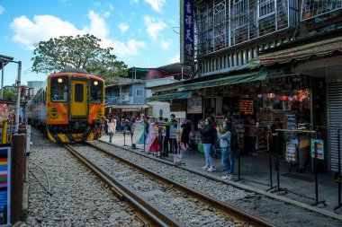 Shifen, Tayvan - 17 Şubat 2023: Pingxi, Tayvan 'da Shifen' de tren fotoğrafı çeken turistler.