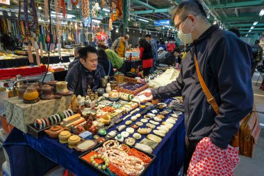 Taipei, Tayvan - 25 Şubat 2023: İnsanlar Tayvan 'daki Jianguo Tatil Yeşim Pazarı' ndan mineral satın alıyorlar.