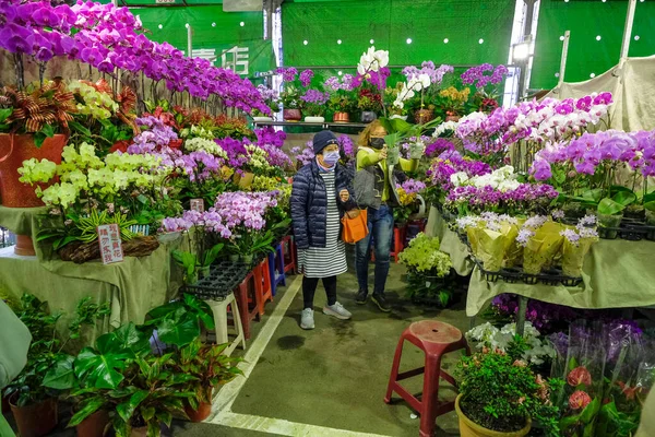 Taipei Taiwan Fevereiro 2023 Uma Mulher Comprando Orquídeas Jianguo Holiday — Fotografia de Stock