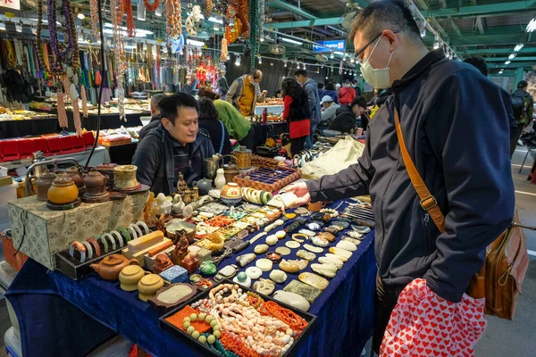Taipei Taiwán Febrero 2023 Gente Compra Minerales Mercado Jianguo Holiday —  Fotos de Stock